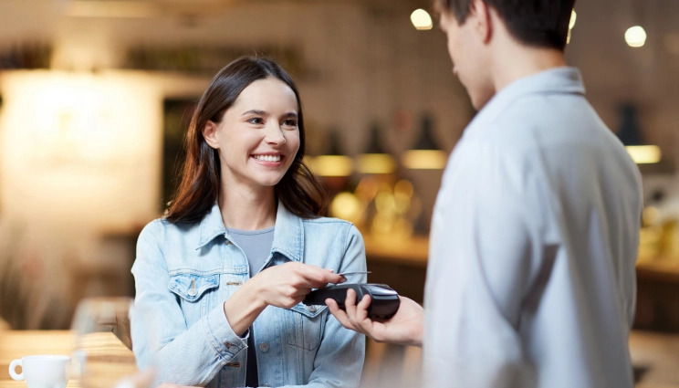 Девушка оплачивает